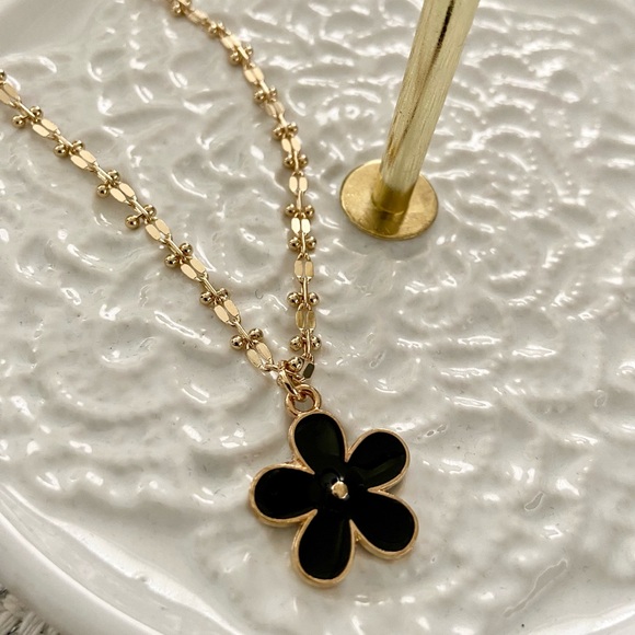 NWT! Beautiful chain necklace with black enamel flower pendant - Picture 2 of 10